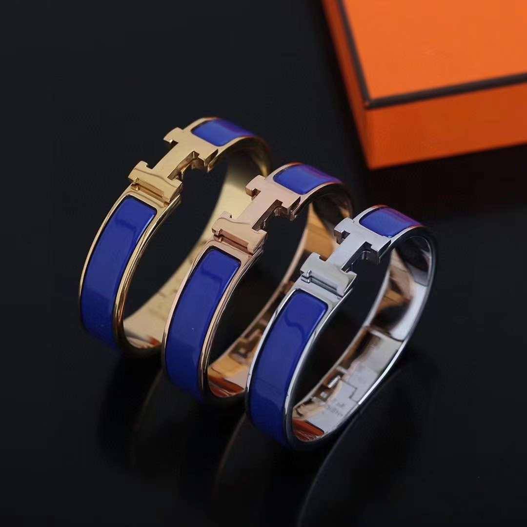 GOLD 
ROSE GOLD
SILVER
BANGLE HERMES 
MASTER✨💫
60 dhs✅✅
 EACH WITH BOX AND PAPER BAG🎁🛍️

Zain89
♥️♥️♥️