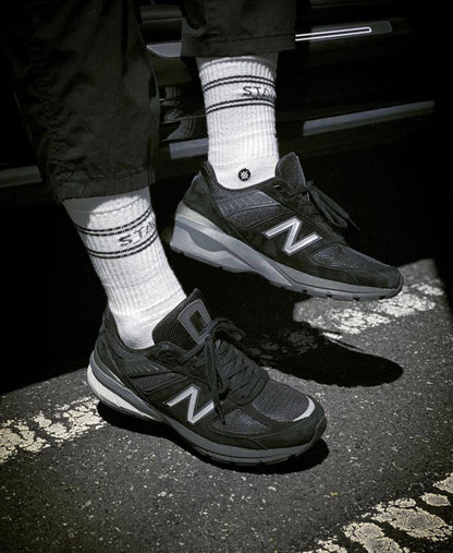 New Balance 990v5 black ，
Size 36-45 ，
240 dhs🪙🌨️

Zain18
♥️♥️♥️