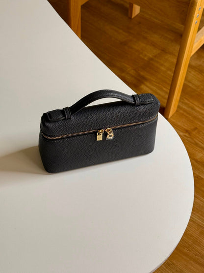 LORO PIANA 

19cm

320 dhs🇦🇪🇦🇪🇦🇪
 MASTER QUALITY
 With box🎁

Zain167
♥️♥️♥️