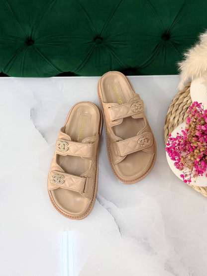 Chanel 
Vip quality 
Size:36 to 41 
450 dhs✅

Zain113
♥️♥️♥️