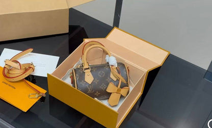 LV 

good quality, comes with box, 
🎁🎁🎁

size... 16*11 cm 

90 dhs🗽

Zain12
♥️♥️♥️