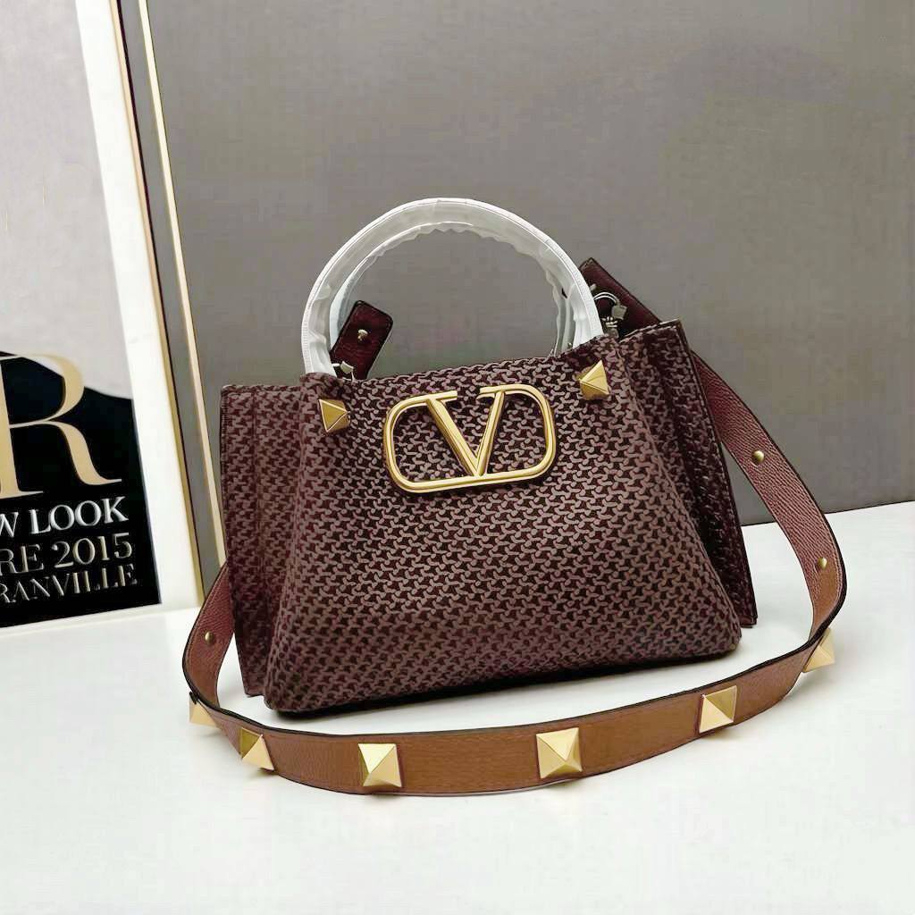 VALENTINO 

NEW CAME 

SMALL SIZE 

GOOD QUALITY 

100 dhs🌺

Zain39
♥️♥️♥️