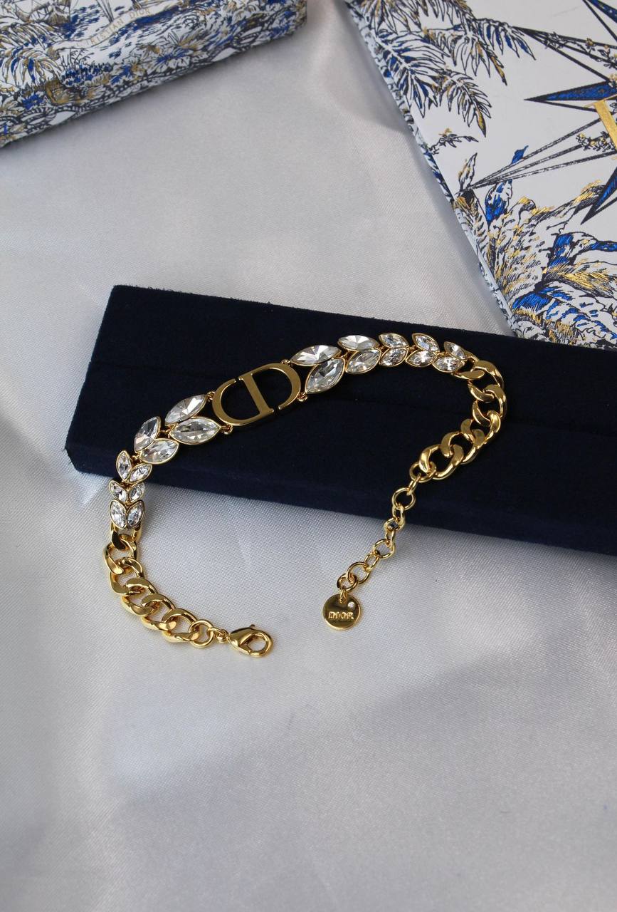 DIOR 🤍
* ⁠↗️ *Super Master Quality ®️*⬆️
* DIOR CD Chain Links with Stones PENDANT , EARINGS & BRACLET 

*360 dhs🌺*  with *Normal* Box & Bag
*380 dhs🌺*  with 2 *Orignal* Packaging 🎁

Zain209
♥️♥️♥️