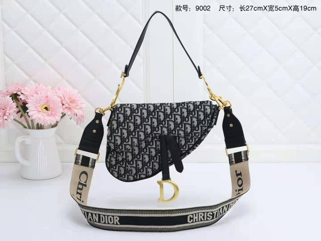 Dior
withbox 
120 dhs✅

Zain143
♥️♥️♥️