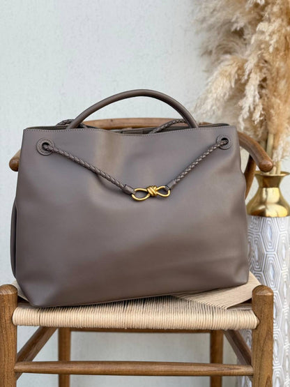 BOTTEGA VENETA
42cm
510 dhs✅
Top quality

Zain167
♥️♥️♥️