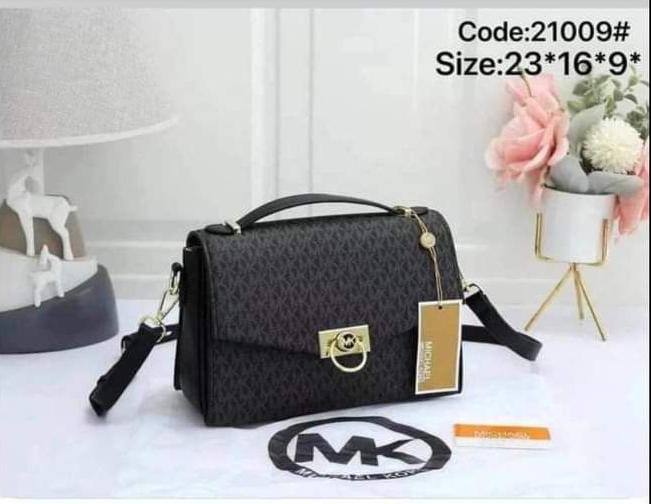 MK
95 dhs🪙💕

with box 
🎁🎁🎁

high quality

Zain26
♥️♥️♥️