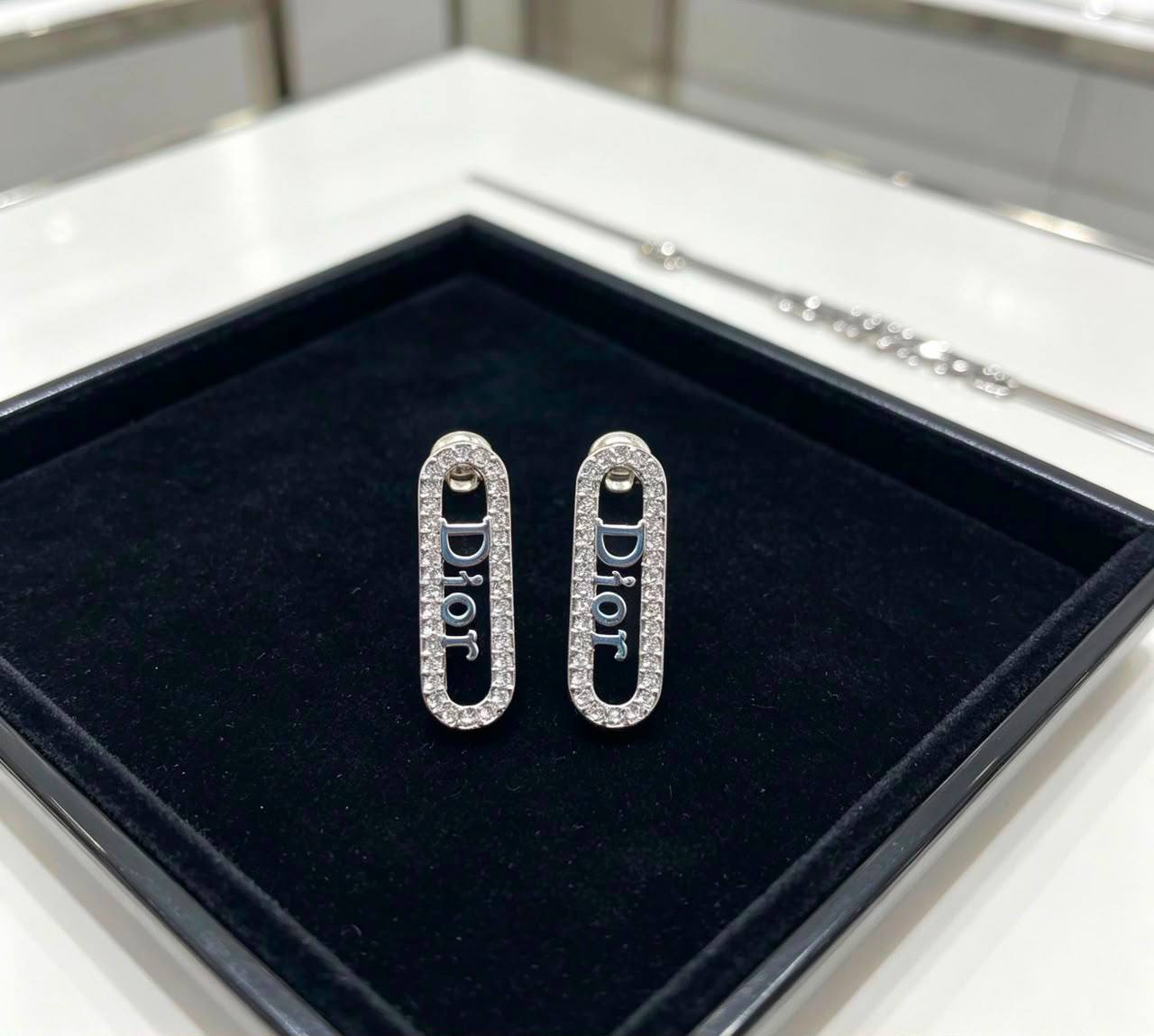 Dior Earrings
Master Quality 

*45* AED normal box 📦

Zain48
♥️♥️♥️