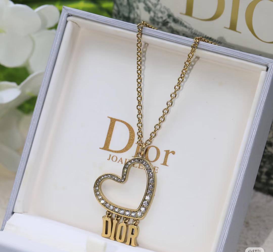 DIOR set* 💎
Necklace 
Earrings 
Master Quality 💐

95 dhs🪙🌨️
normal box 📦

Zain48
♥️♥️♥️