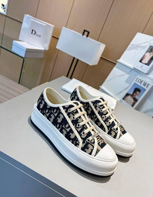 DIOR 
280 dhs✅
*SIZE  36   TO   41*

Zain224
♥️♥️♥️