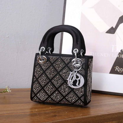 DIOR

best quality 
with box
130 dhs🇦🇪🇦🇪

size18CM

Zain290
♥️♥️♥️