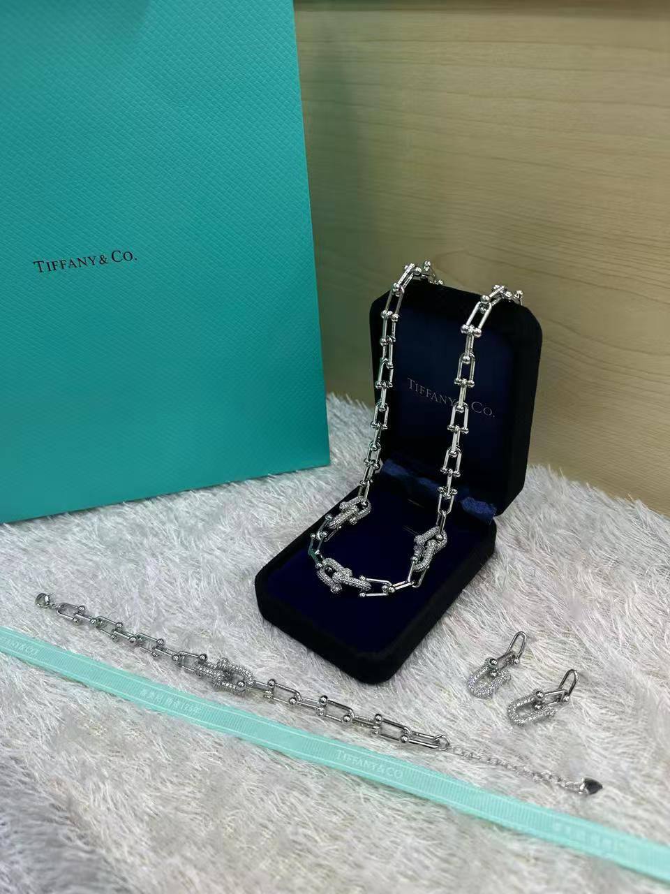 Tiffany set💥*
*Stainless steel SET 💯*
Necklace ❤️‍🩹
Earring 🍁
Breslat ❣️
With normal boxes 📦 
And paper bag 🛍️
70 dhs🪙💚

Zain216
♥️♥️♥️