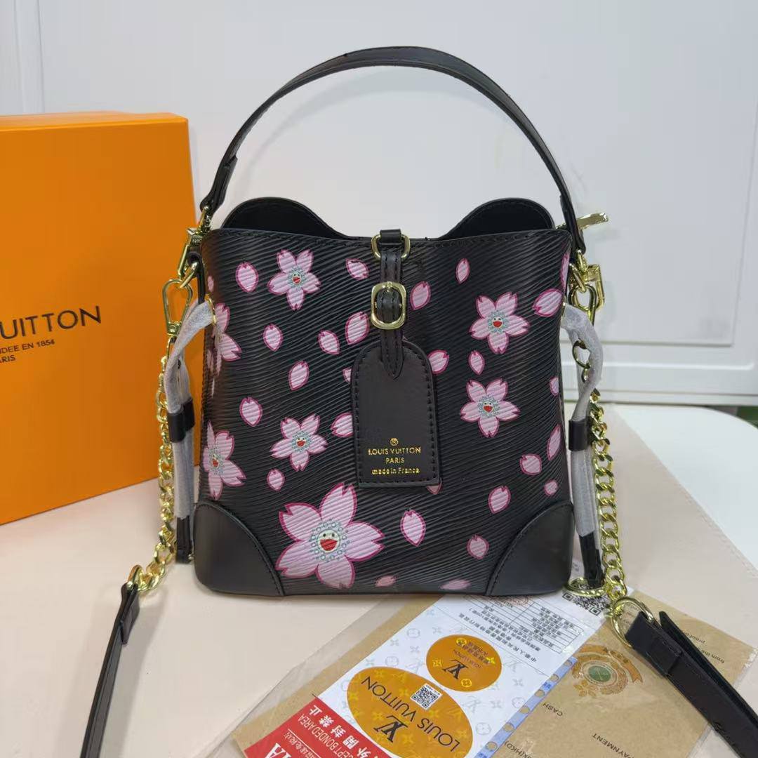 LV
Best quality with box
115 dhs🇦🇪🇦🇪

size21CM

Zain290
♥️♥️♥️