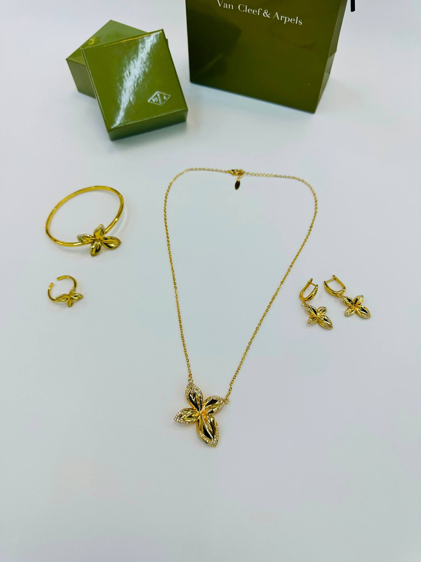 SET
Necklace ✨
Earring 🦋
Bangle 😍
Ring 💍 
With normal boxes 📦 
60 dhs🇦🇪🇦🇪

Zain216
♥️♥️♥️