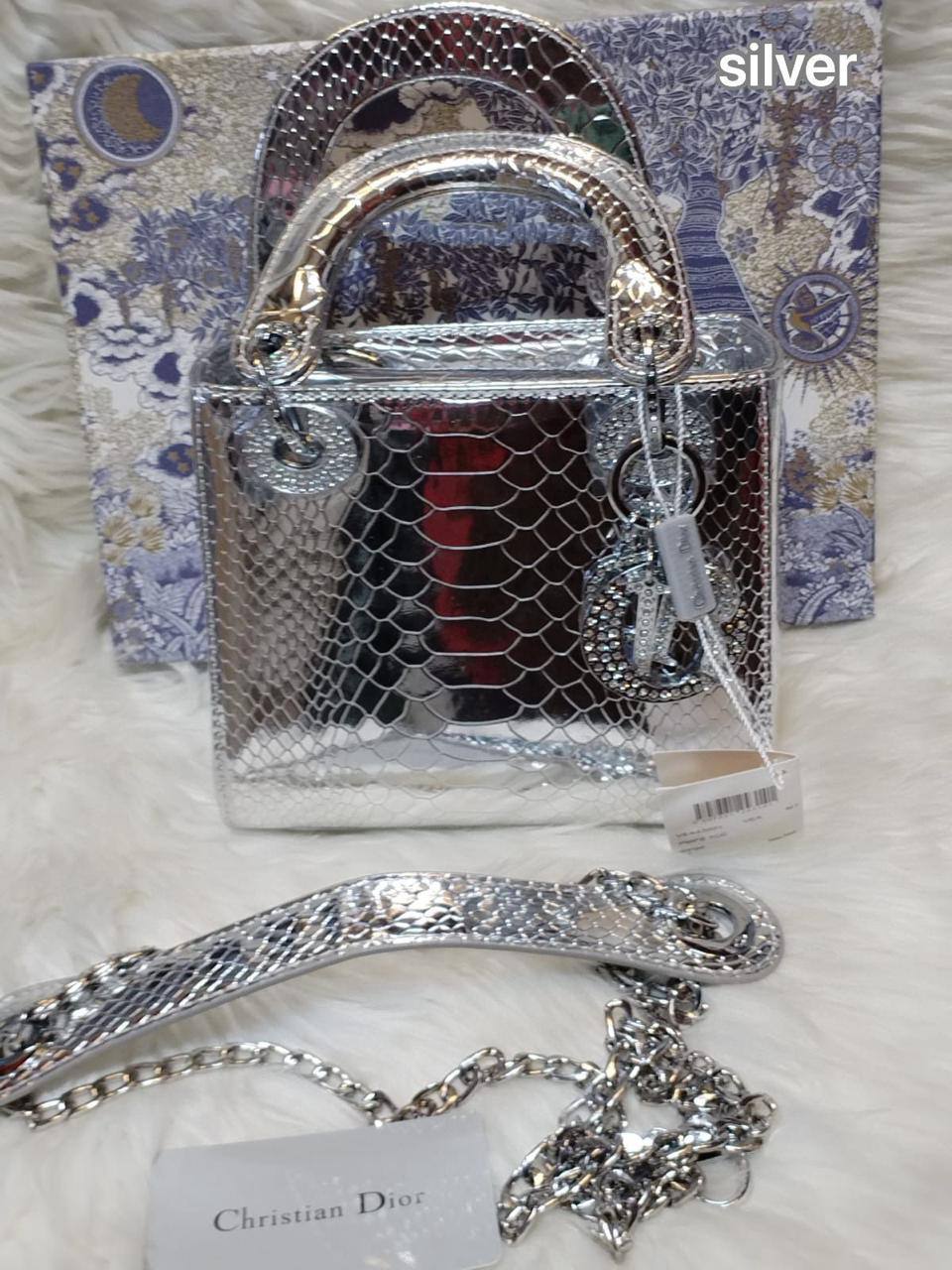 💎 Lady Dior 
1️⃣ First quality +🎁
Logo with diamond💎
Size : 17 * 14 * 7 cm
125 dhs❤️
with box 🎁

Zain115
♥️♥️♥️
