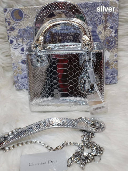💎 Lady Dior 
1️⃣ First quality +🎁
Logo with diamond💎
Size : 17 * 14 * 7 cm
125 dhs❤️
with box 🎁

Zain115
♥️♥️♥️
