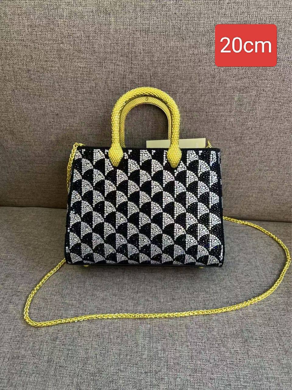 Moynat

110 dhs✅

with box
🎁🎁🎁

Zain26
♥️♥️♥️