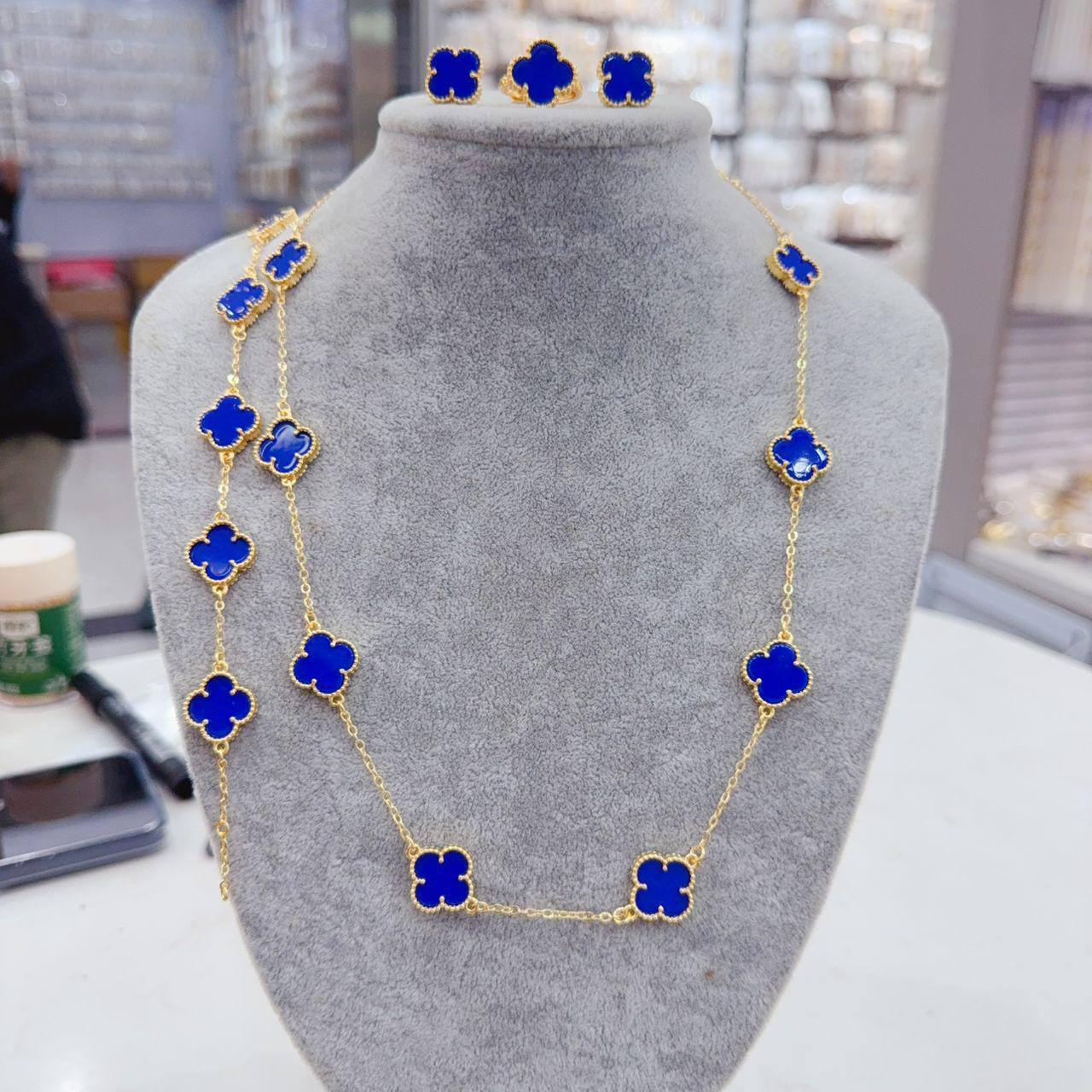 VCA set💥*
*Stainless steel SET 💯*
Necklace ❤️‍🩹
Earring 🍁
Breslat ❣️
Ring 💍 free size
With normal boxes 📦 
And paper bag 🛍️
65 dhs🪙🌨️
With master box 🗃️ 
110 dhs🪙🌨️

Zain216
♥️♥️♥️