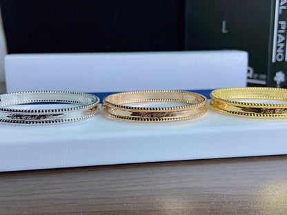 VANCLEAF BRACELET
55 DHS❣️
WITH BOX AND PAPER BAG 🎁🛍️

Zain89
♥️♥️♥️
