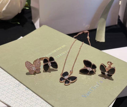Vca set* 🦋
Necklace 
Earrings 
Ring 💍 

130 dhs🪙💚
normal box 📦

Zain48
♥️♥️♥️