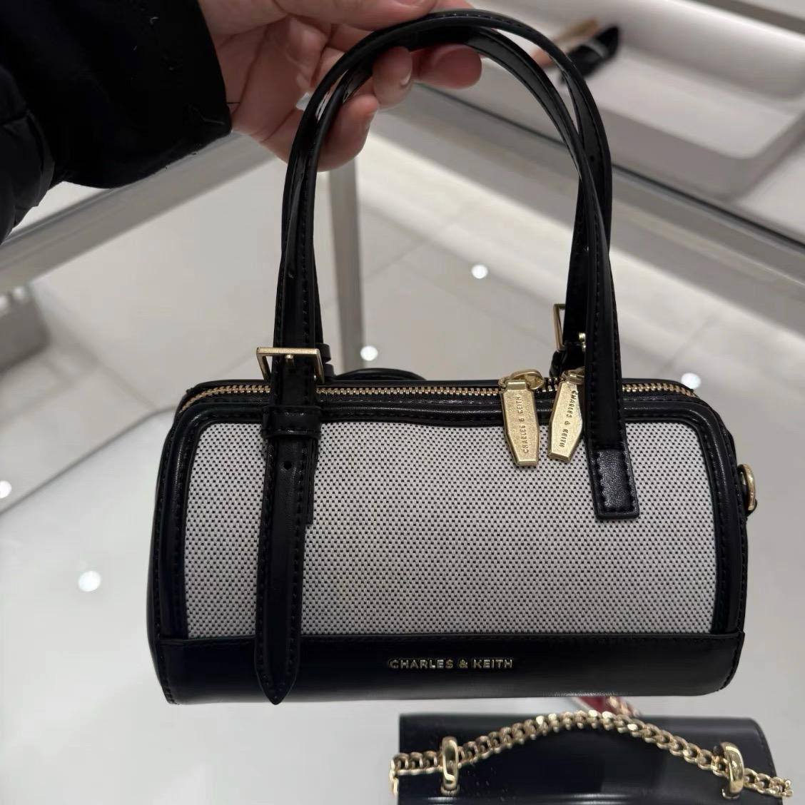 CK
20   * 11 * 11cm
90 dhs🪙🌨️

Zain17
♥️♥️♥️