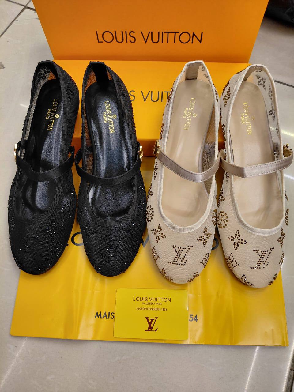 LV Shoes,
high Quality,New Arrived 
Size 36 To 41
105 dhs🇦🇪🇦🇪

Zain16
♥️♥️♥️