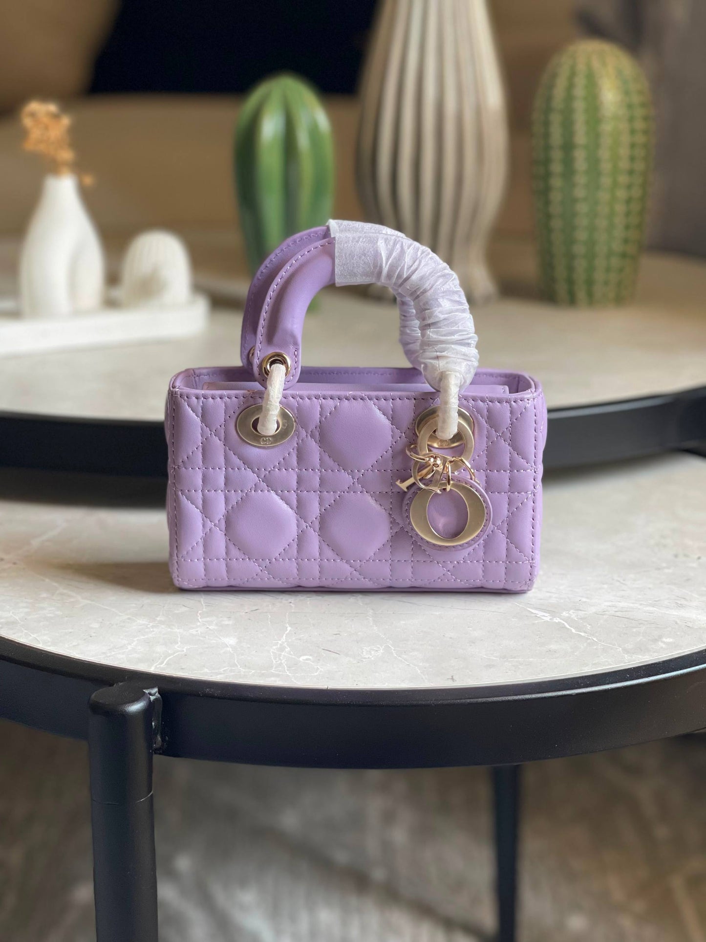 DIOR
Size- 16Cm💥
Available original box 📦 
With full packing 🎀🎀
Super high quality 💥💥
For Price 👇 WhatsApp✅
0568585901 
0507557372
0552275751 Owner Zain 👌

Zain283
♥️♥️♥️