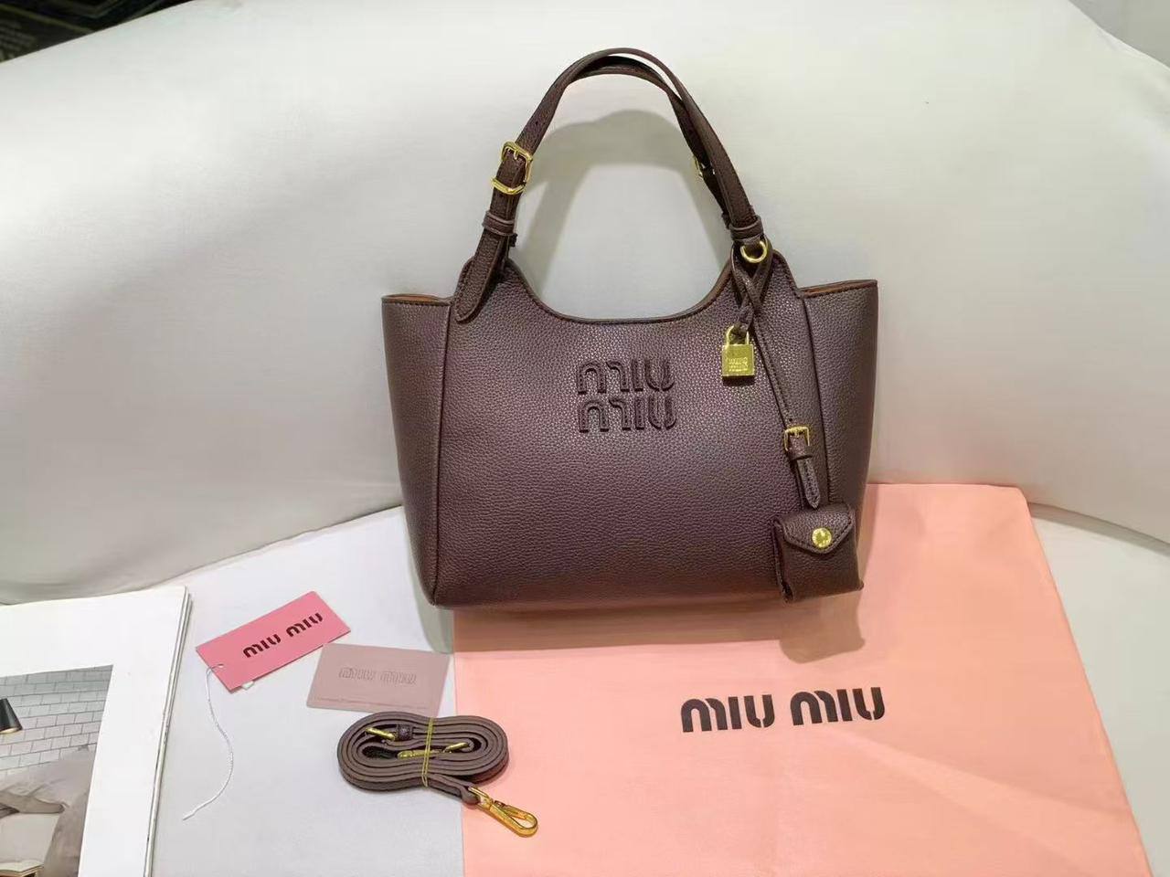 Miu Miu
120 dhs✅

Zain143
♥️♥️♥️