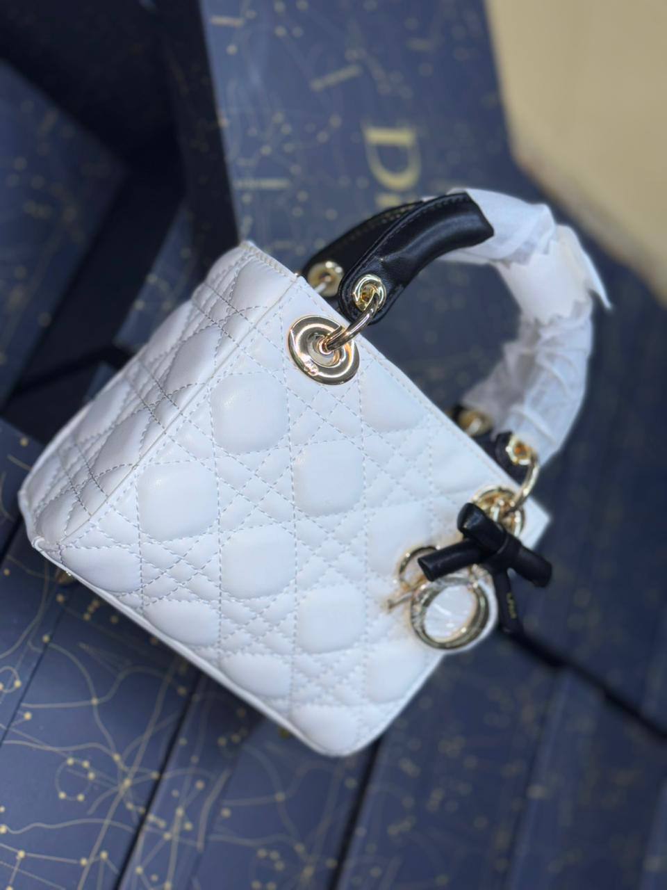 Dior
130 dhs🇦🇪🇦🇪 
with box

Zain175
♥️♥️♥️