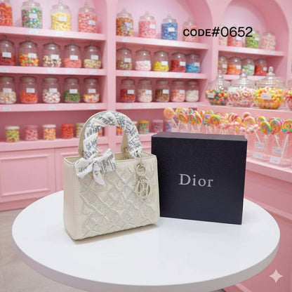 Dior
ᴇᴍʙʀᴏɪᴅᴇᴅ ᴅᴇsɪɢɴ
sɪʟᴠᴇʀ ʜᴀʀᴅᴡᴀʀᴇ
ᴡɪᴛʜ ʟᴏɴɢ ʙᴇʟᴛ sᴛʀᴀᴘ
sɪᴢᴇ :20 cm
ᴡɪᴛʜ BOX
🎁🎁🎁

75 dhs🪙🖤

Zain31
♥️♥️♥️