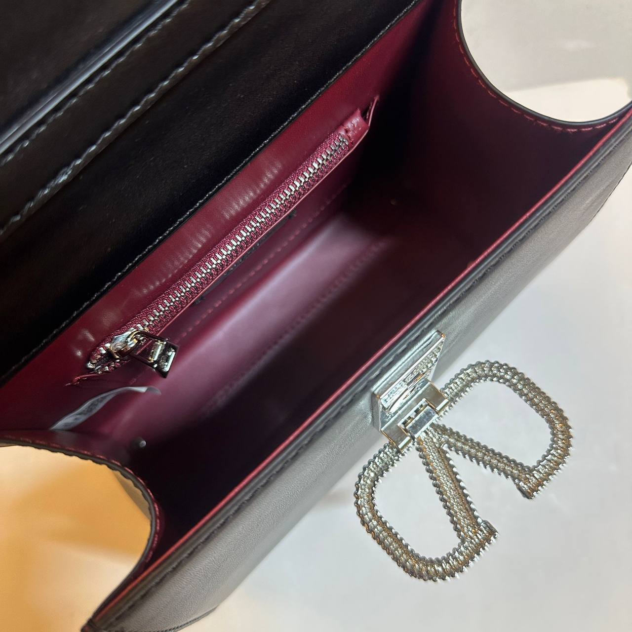 VALENTINO  
GOOD QUALITY
 WITH BOX 
🎁🎁🎁

100 dhs✅

Zain295
♥️♥️♥️