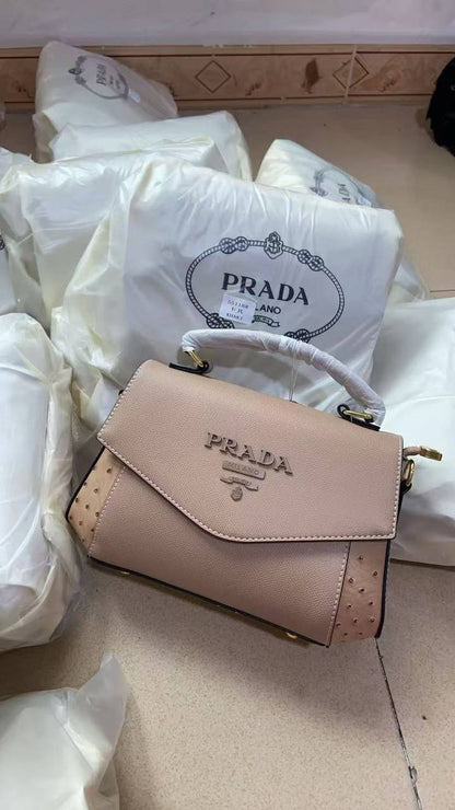 Prada
with box
🎁🎁🎁

105 dhs🪙

Zain143
♥️♥️♥️