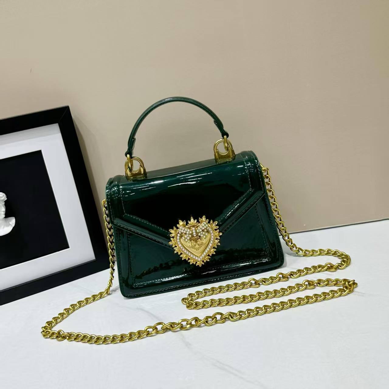D&G
High quality
With box 
90 dhs✅

Zain50
♥️♥️♥️