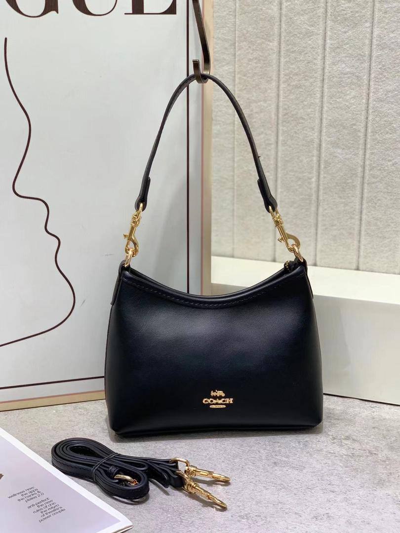 Coach 
90 dhs✅
with box
🎁🎁🎁

size 20×7.5×16cm

Zain42
♥️♥️♥️