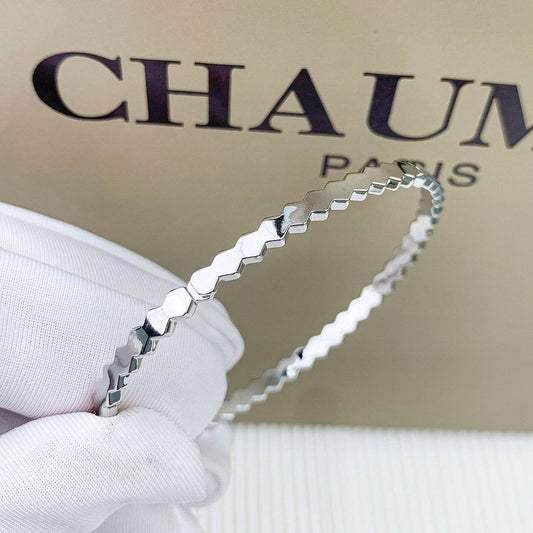 CHAUMET 🦋*
Bangle 💥
Master quality 💯
With black boxes 📦 
50 dhs✅
With master box 🗃️ 

120 dhs✅

Zain216
♥️♥️♥️