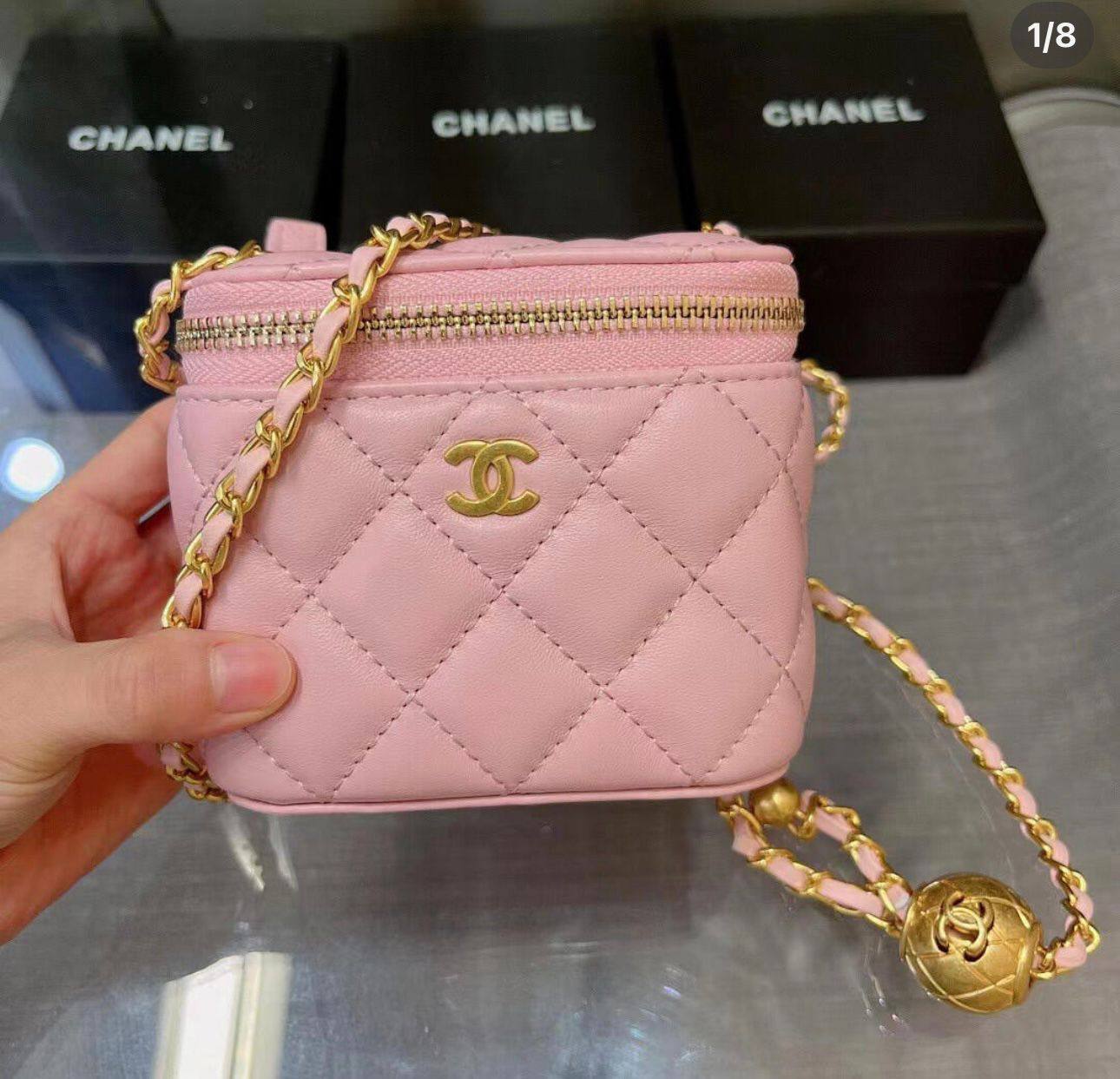 New Chanel mini cosmetic bag, good quality, 

comes with box, 
🎁🎁🎁

size...13* 10cm
90 dhs🪙🌨️

Zain12
♥️♥️♥️