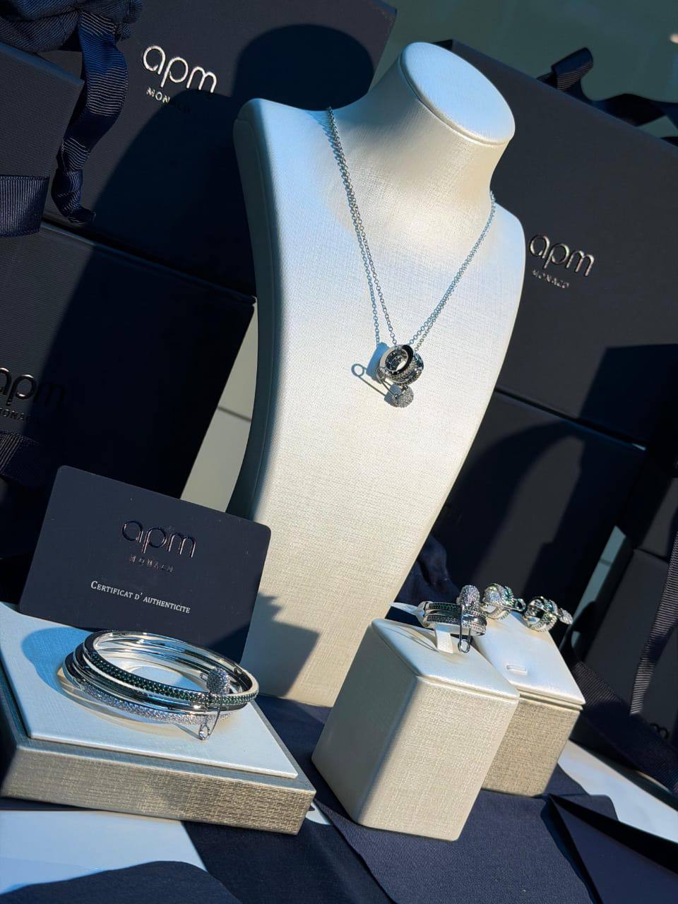APM SET 
✨💫MASTER
FULL SET 
250 DHS✅
WITH BOX AND PAPER BAG🎁🛍️

Zain89
♥️♥️♥️