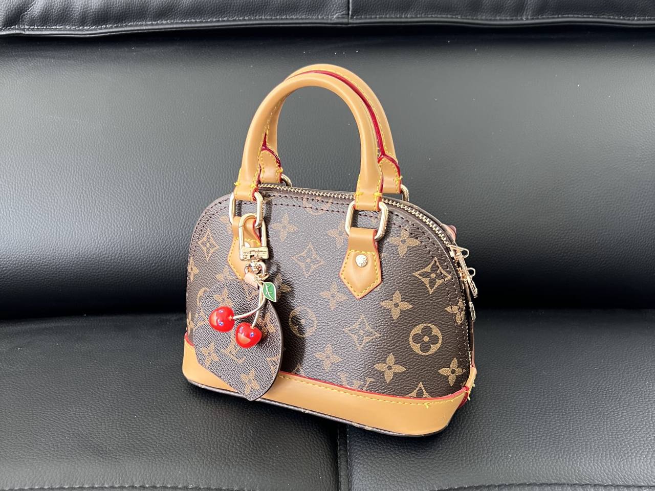 LV
110 dhs✅

With box 
🎁🎁🎁

high quality20cm

Zain26
♥️♥️♥️
