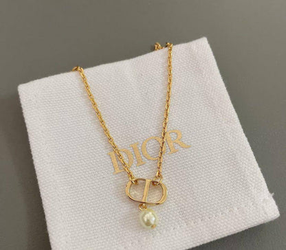 Dior ❤️‍🔥*
Necklace 🦋
Earring🍁
Master quality 💯
With normal boxes 🗃️ 
And paper bag 🛍️
80 dhs🪙🌨️
With master box 📦 
90 dhs🪙🌨️

Zain216
♥️♥️♥️
