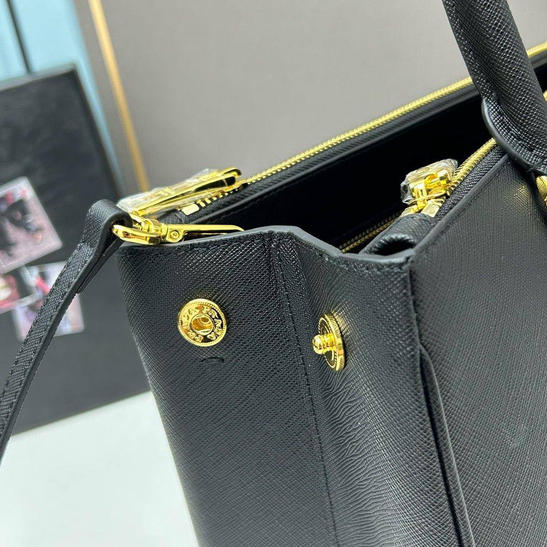 PRADA 

NEW CAME 

GOOD QUALITY 

90 dhs🇦🇪🇦🇪

SIZE: 32cm

Zain295
♥️♥️♥️