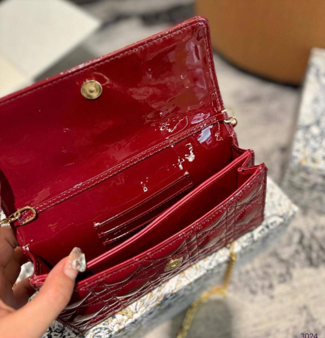 Dior
100 dhs✅
with box
🎁🎁🎁

size 21×4×12cm

Zain42
♥️♥️♥️