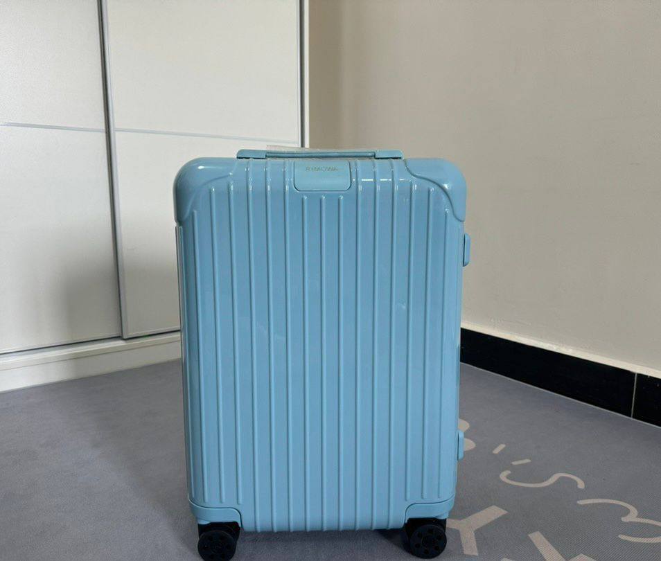 Rimowa Essential 
new came master quality 
480 dhs🌺

Zain39
♥️♥️♥️