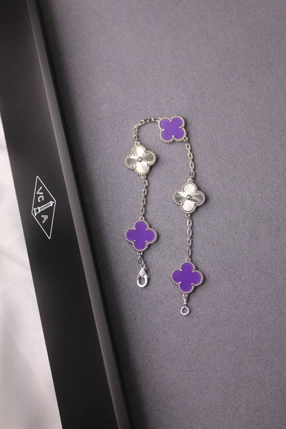VCA Bracelet 💐
Master quality 💎
Available more colors 👈

*75* AED normal box 📦 
*110* AED original box 🗃️

Zain48
♥️♥️♥️