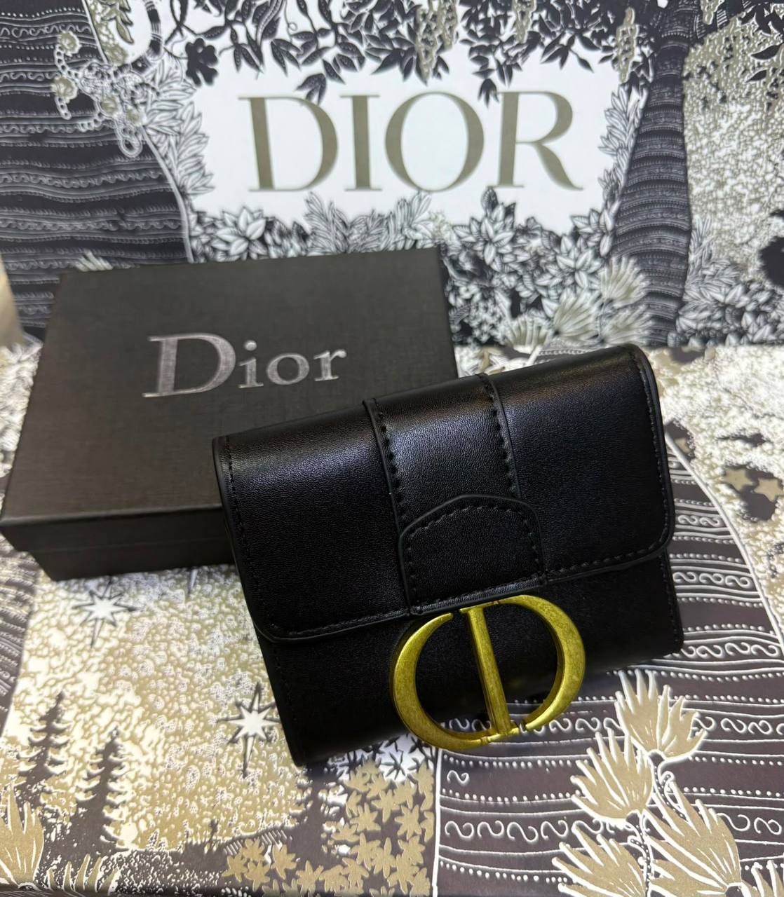 Dior Wallet
With box 
20 dhs✅

Zain93
♥️♥️♥️