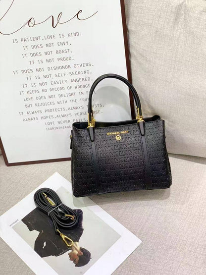 MK
90 dhs🪙💕 

with box 
🎁🎁🎁

high quality

Zain26
♥️♥️♥️