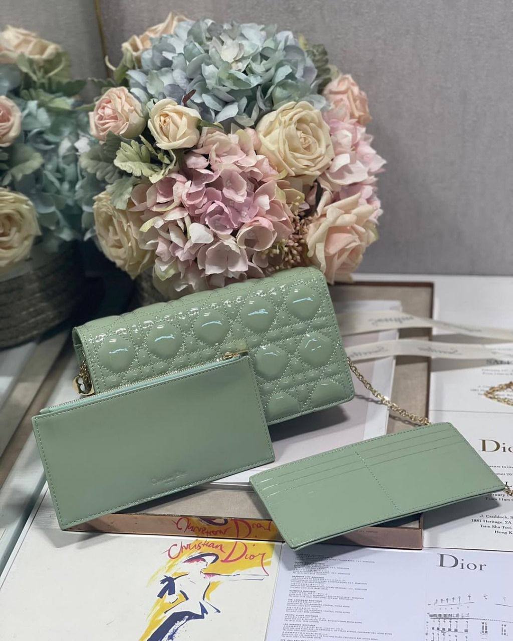 Dior
Best quality with box’s 
95 dhs✅
22 cm

Zain290
♥️♥️♥️