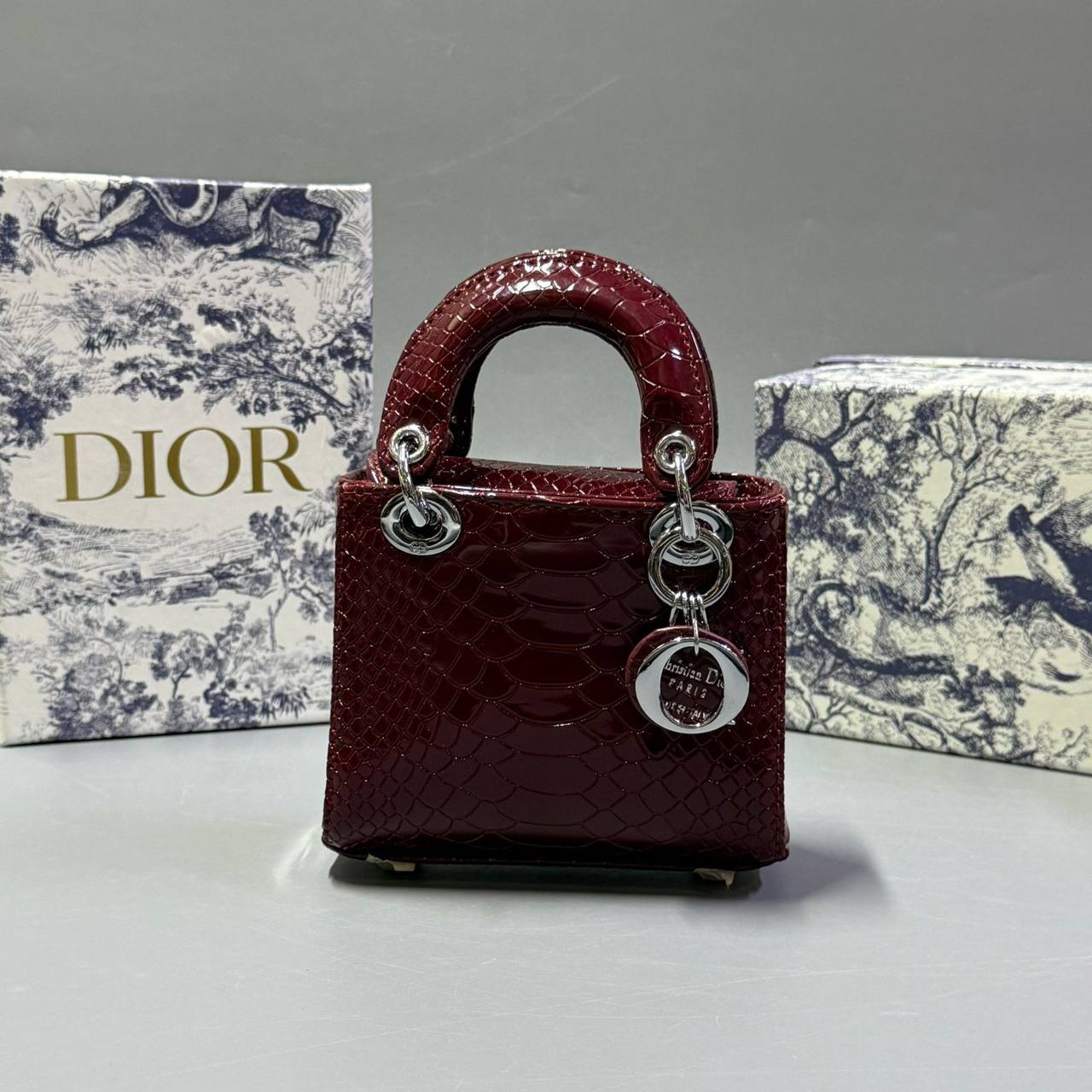 DIOR 
MINI SIZE 
 GOOD QUALITY 

WITH BOX 
🎁🎁🎁

100 dhs✅

SIZE : 14 cm

Zain295
♥️♥️♥️