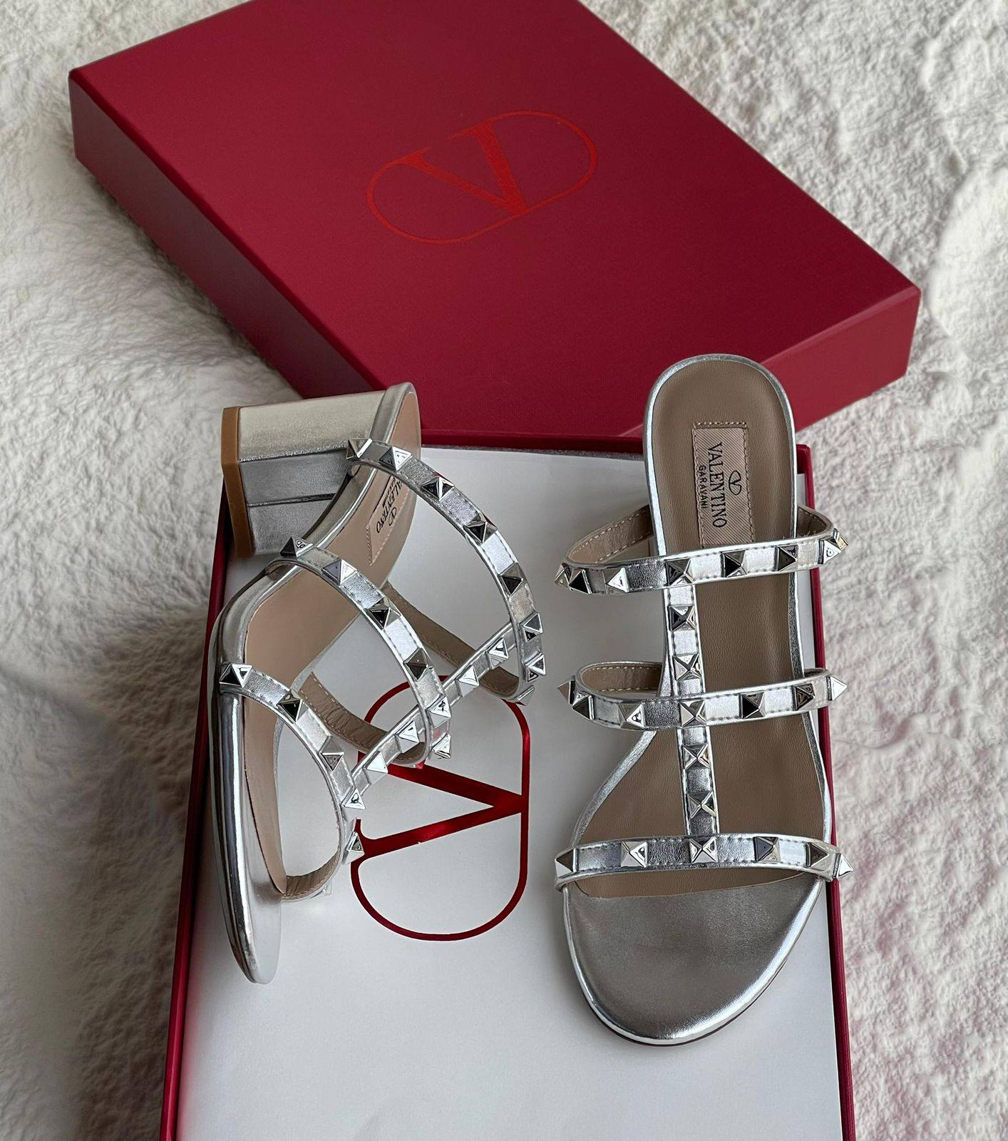 Valentino
SuperMaster Quality 💯
450 dhs🌺
Size:36-41💥

Zain171
♥️♥️♥️