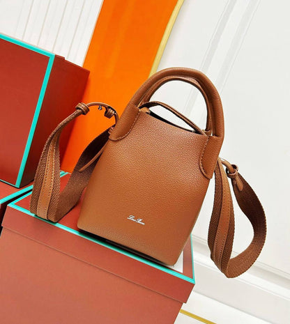 LORA PIANA

 GOOD QUALITY  

WITH BOX 
🎁🎁🎁

120 dhs✅

Zain295
♥️♥️♥️