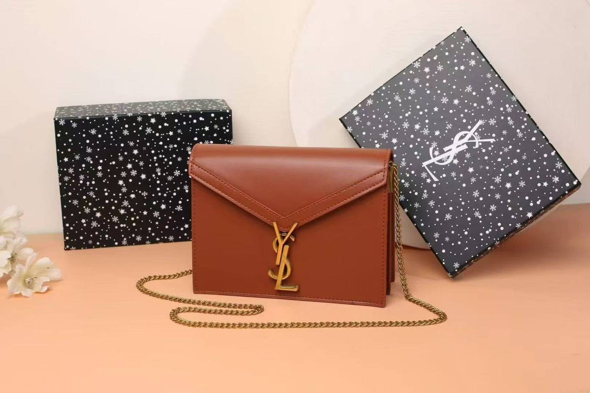 YSL

best quality 
with box
100 dhs🇦🇪🇦🇪

size21CM

Zain290
♥️♥️♥️