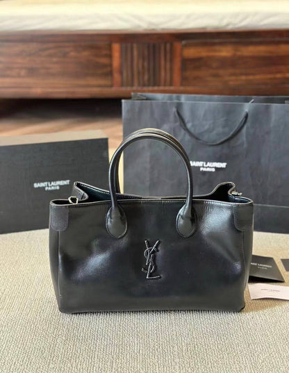 YSL
110 dhs❣️
SIZE：36×22×5cm
Good quality

Zain35
♥️♥️♥️